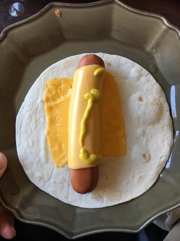 2. А это адская смесь из тортильи и хот-дога...