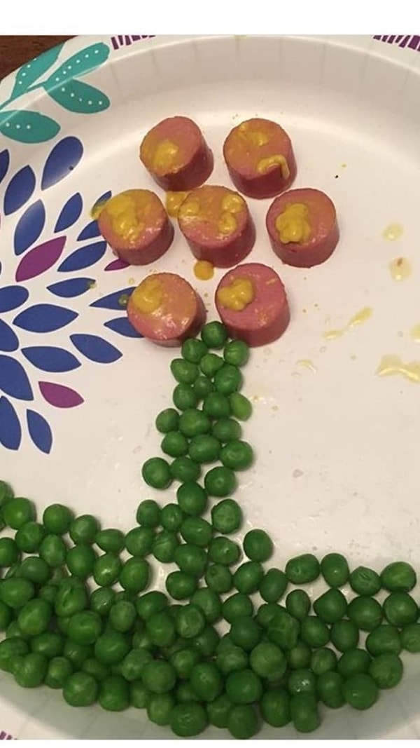 3. Непонятная композиция из сосисок, зелёного горошка и горчицы: