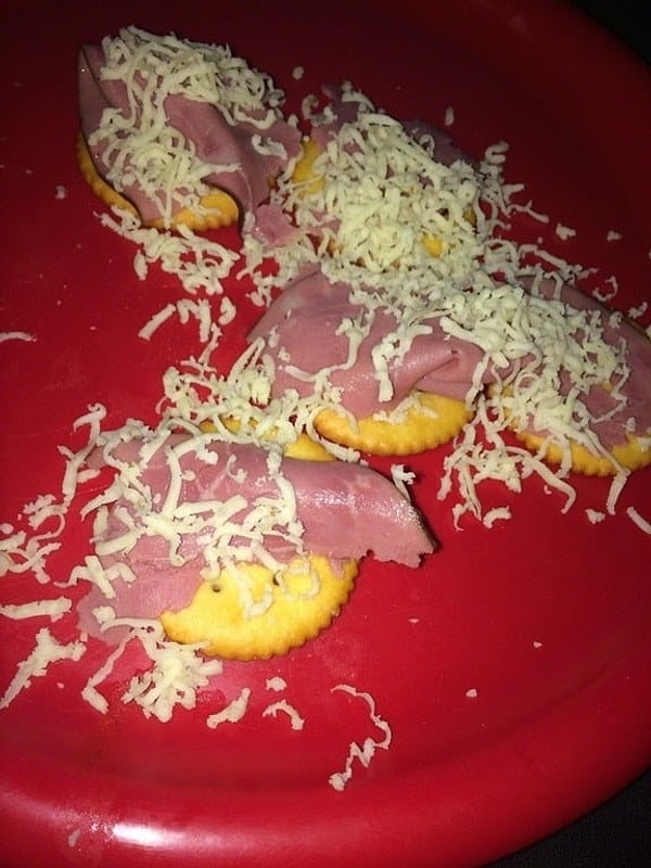 6. В качестве основы этого бутерброда - крекеры, а в качестве начинки - сыр и ветчина: