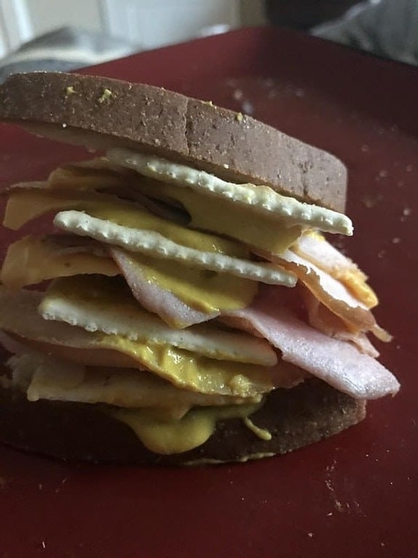 12. Сэндвич из ветчины, индейки, горчицы и... крекеров