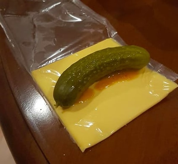 17. Солёный огурчик с сыром и острым соусом