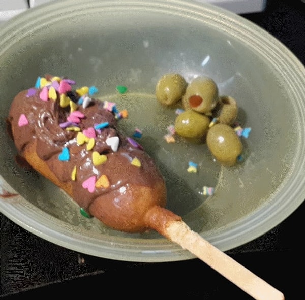 20. Сосиска в тесте, политая шоколадом с кондитерской посыпкой. Ну, и оливки (на десерт)