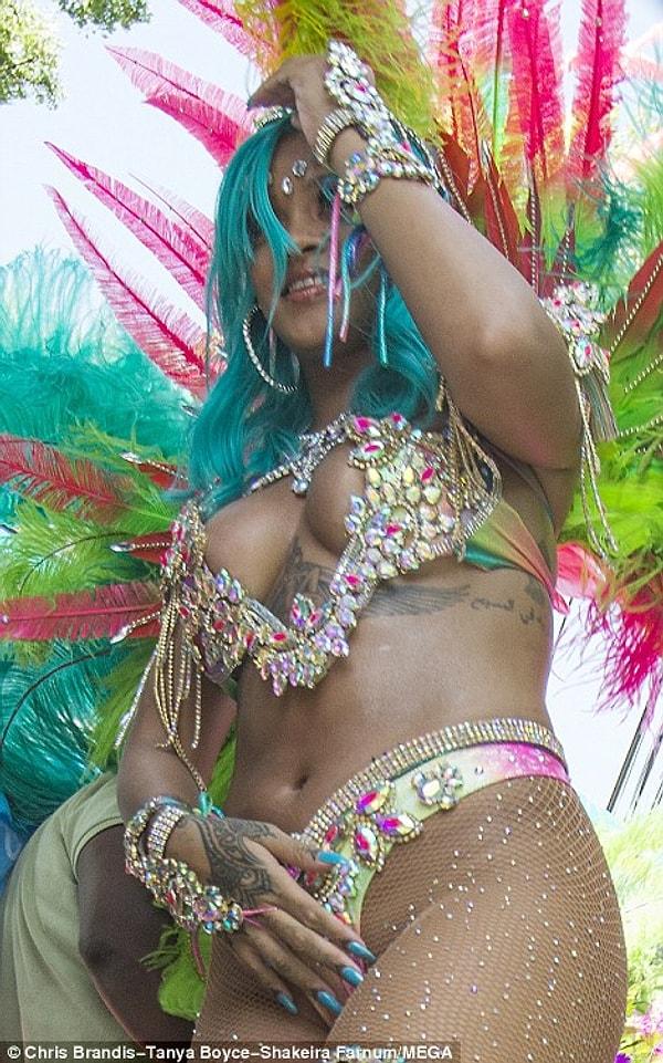 Kıymetlimiz Rihanna şeref konuğu olarak katıldığı Crop Over Festival için pazartesi günü soluğu memleketi Barbados'ta almıştı. 💃