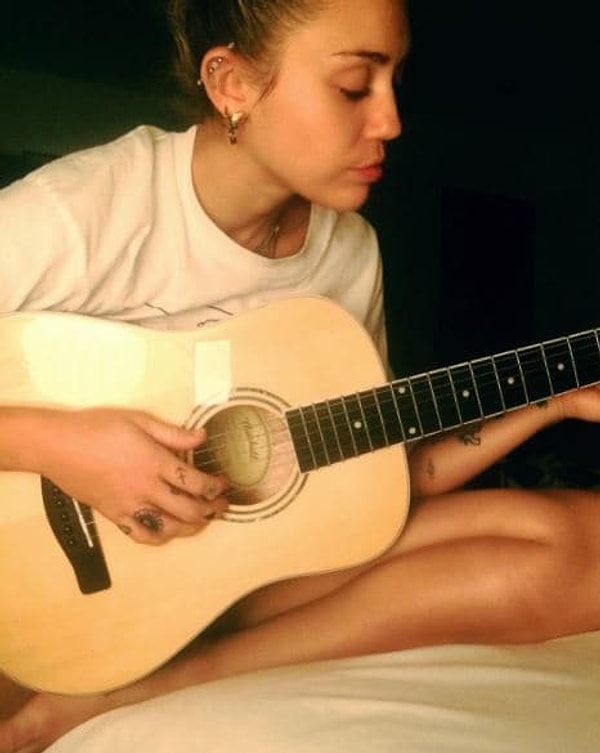 4. Например, Майли Сайрус и вовсе не имеет у себя на телефоне Инстаграм