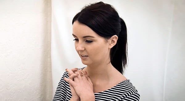 1. Стеф, исполнительный директор по развитию из Мэнсфилд Вудхаус, округ Ноттингемшир, отдала все устройство свадьбы в руки своего жениха, Билли Гривса