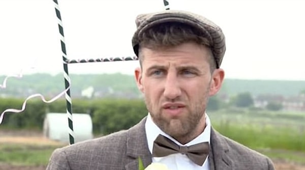 2. Билли, надев бабочку и резиновые сапоги с нетерпением ждал, пока приедет невеста, чтобы скрепить их союз узами брака