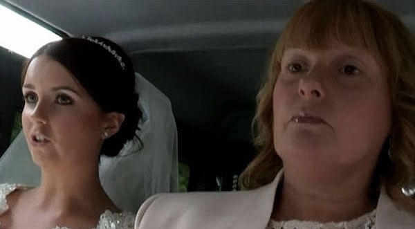 6. Стеф отказалась разговаривать с женихом, когда тот помогал выбраться ей из машины. Она лишь сказала, что Билли все сделал неправильно