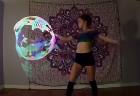 Gözlerinizi Alamayacağınız Bir Hulahop Performansı Gerçekleştiren Kadın