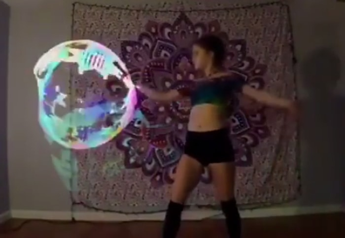 Gözlerinizi Alamayacağınız Bir Hulahop Performansı Gerçekleştiren Kadın