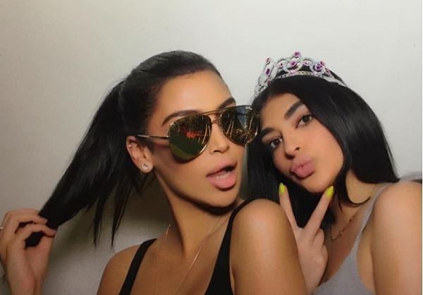 Kim Kardashian ve Kylie Jenner'la aynı aileden (ya da daha yüksek ihtimalle aynı doktorun) elinden çıkmış gibiler.