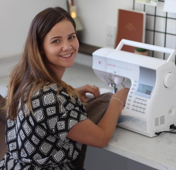 1. Стефани Миллер - преподаватель искусства из штата Юта (США) и мама четверых детей. Однажды, после того как ее муж принес домой швейную машинку, купленную в Walmart за $50, ей пришла в голову удивительная идея - перешивать старые рубашки мужа в наряды для своих дочек.