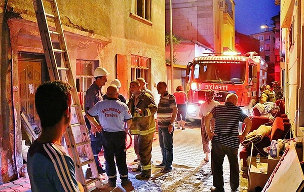 Ancak binada elektriklerin kesilmiş olmasına rağmen 10 kez daha yangın çıktı.