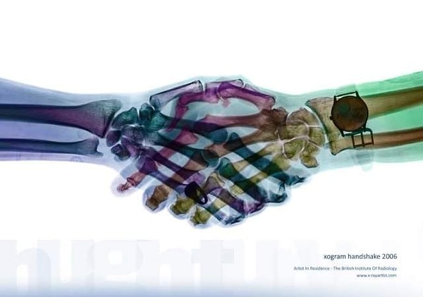 4. А вот так выглядит обычное рукопожатие!