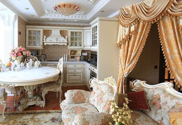 4. Мебель пришлось заказывать по каталогу. Ее привезли из Италии