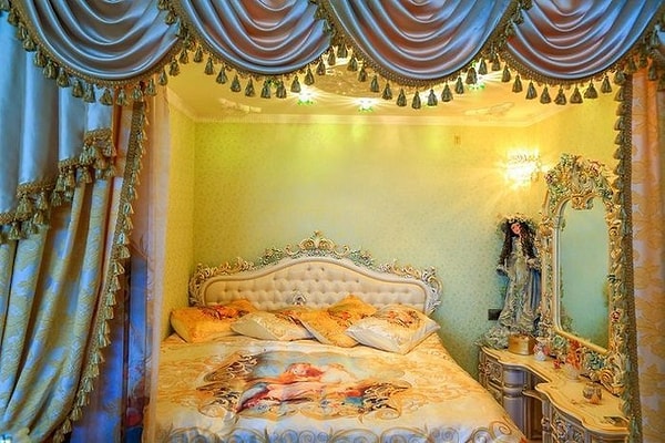 7. Спальная зона отделена у Аэлиты шторами — там можно найти кровать и небольшой туалетный столик