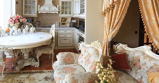 Версальская "однушка": в Москве нашли квартиру с интерьером в стиле барокко