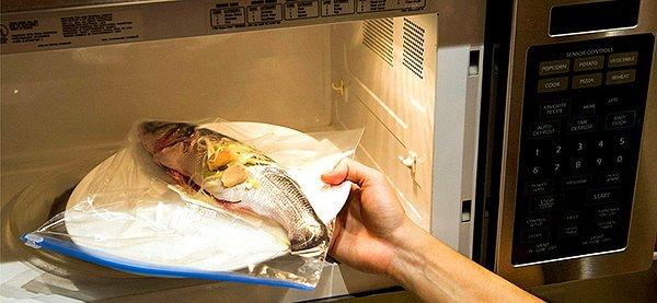 14. Mikrodalgada balık pişirmek biraz dikkat isteyebilir!