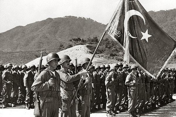 8. Türkiye Cumhuriyeti, 1950 yılında başlayan Kore Savaşı'nda hangi ülkeye karşı savaşmıştır?