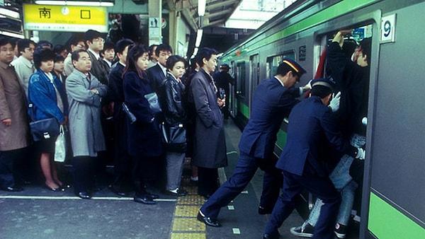 10. Japonya'da metrolar oldukça kalabalık olduğundan istasyonda insanları vagonlara itmekle görevli kişiler mevcut.