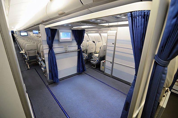 4. Строгий дресс-код вызвал неоднозначную реакцию у пользователей социальных сетей, которые начали обмениваться мнениями, снабжая их хэштегом #SaudiaAirlines.