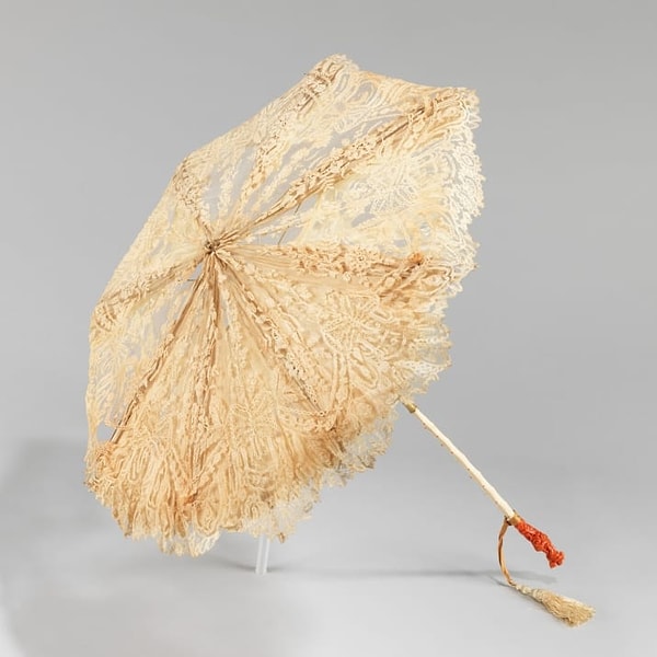 2. Выход есть! И это такой, казалось бы, уже ДРЕВНИЙ тренд на зонтики от солнца! И да, они снова входят в моду!