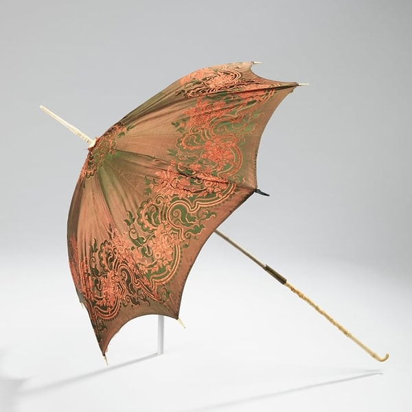 2. Выход есть! И это такой, казалось бы, уже ДРЕВНИЙ тренд на зонтики от солнца! И да, они снова входят в моду!