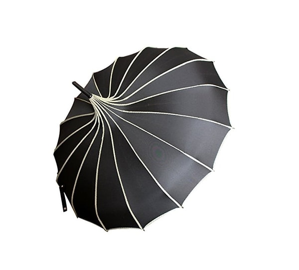 11. Такой зонтик может не только защитить вас от солнца и дождя, но ещё и добавить частичку готики в ваш образ!