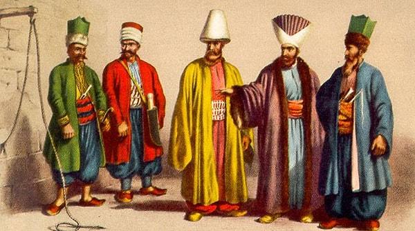 Osmanlı zamanında ''kapı halkı'' diye bir tabir vardı. Bu kelime yüksek devlet görevlilerinin hizmeti altında çalışanları ifade ederdi.