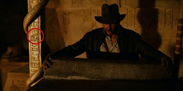 4. Indiana Jones’un ilk filmindeki bu sahnede, hiyeroglifler arasında R2D2 ve C-P30 yer alıyor.