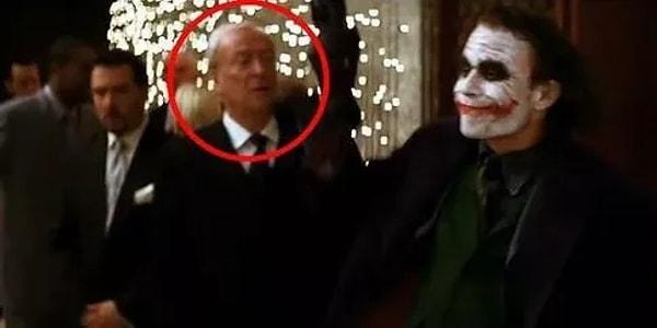 17. Joker’in baloyu bastığı sahnede aslında Michael Caine’in bir repliği varmış. Fakat Heath Ledger’ın performansından öyle etkilenmiş ki, repliğini unutmuş.