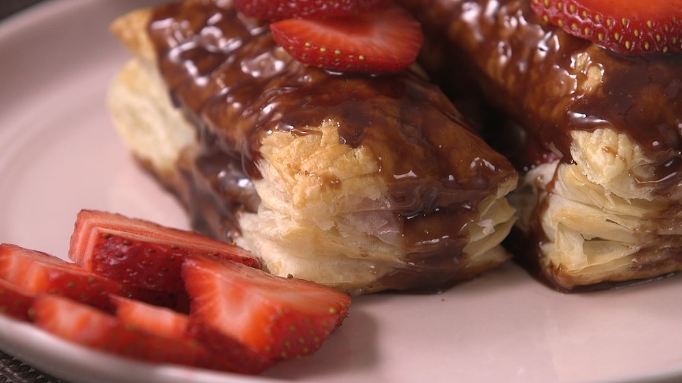 Такие слойки с кремом и клубникой запомнятся вам надолго ❤