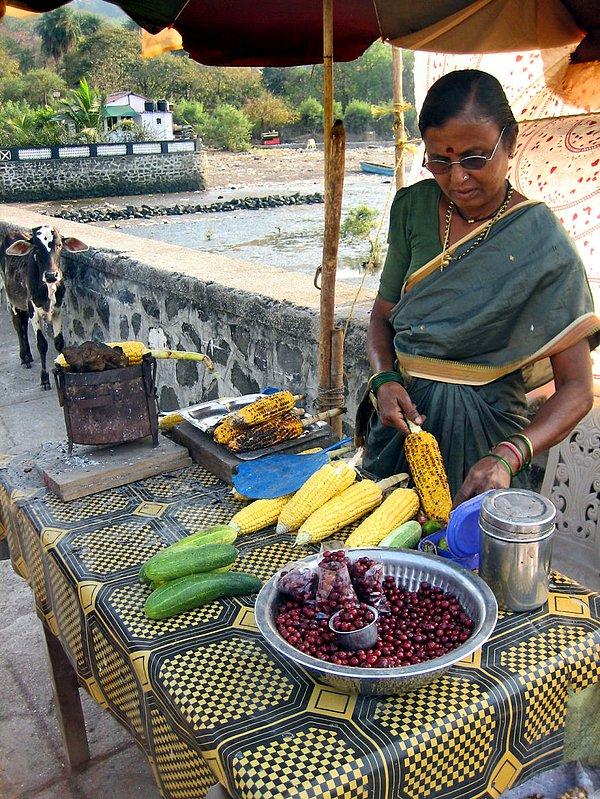 8. Közlenmiş mısır satıcısı Mumbai, Hindistan