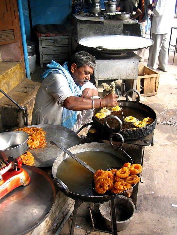 1. Jalebi tatlısı satacısı Delhi, Hindistan