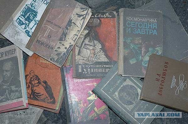 8. Принципиальные старожилы сооружали буржуйки и топили свои жилища соседской мебелью. В туалет ходили в трескучий мороз, но от обморожения никто не умер!