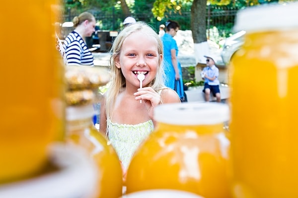 Желаем вам хорошо отпраздновать Медовый Спас и повеселиться как следует! 🐝