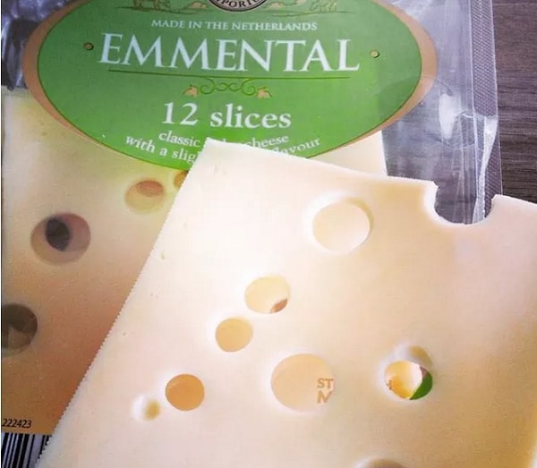 3. "Я не могу съесть этот сыр, потому что им уже полакомилась мышь!"