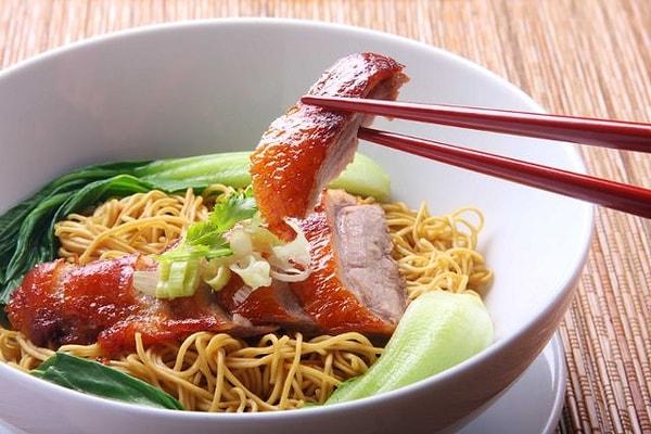 2. Çinliler genellikle et veya sebzenin yanında pirinç veya noodle tüketiyor.