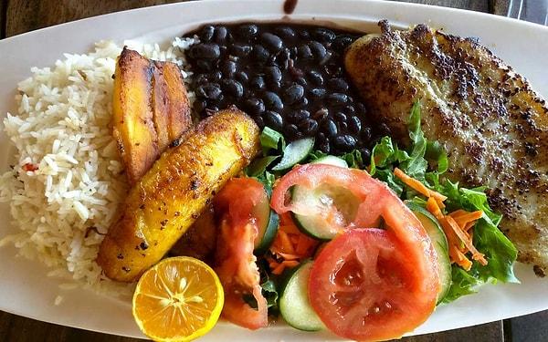 3. Kosta Rika siyah fasulye ve pirincin yanında sunulan bir tür muz ile oluşturulan "casada" yemeğini tercih ediyor.
