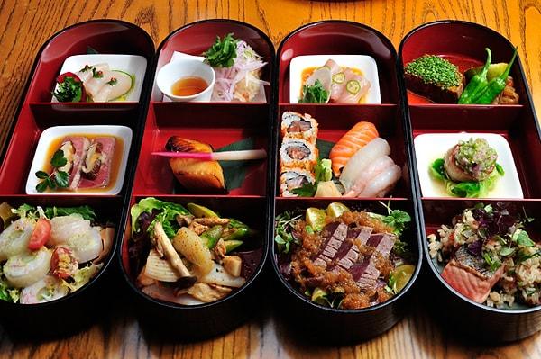11. Japonlar, "Bento boxesadı" verilen ve içinde pirinç, deniz mahsulleri, et gibi ürünler bulunan kutu yemeklerinden veya "ramen" adı verilen yumurtalı bir yemek yiyor.