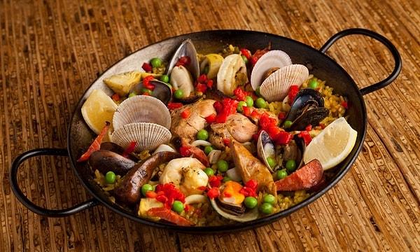 12. Klasik bir İspanya yemeği öncelikle çorba veya salatayla başlar ve "paella" gibi domates soslu veya et yahnili bir ana yemekle devam eder.