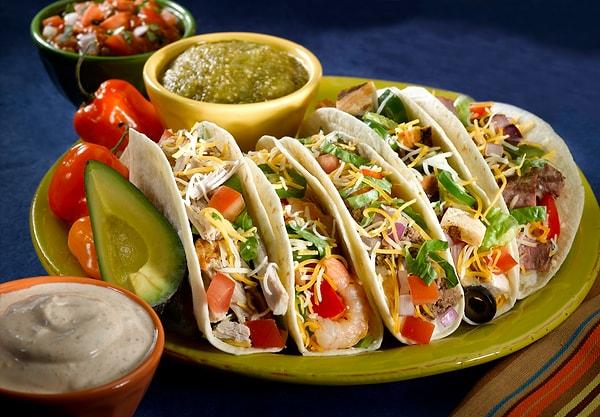 14. Meksika öğle yemeklerinin favorisi takolar. Diğer yandan çorba ve onu takip eden fasulye ile birlikte pirinç, et, balık veya sebze yemeği.