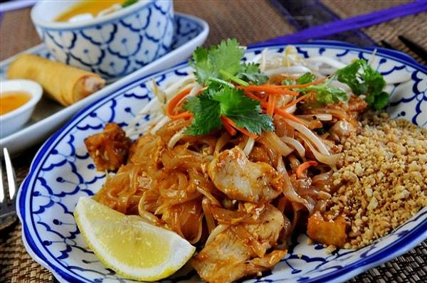 15. Tayland halkı öğle yemeğini çok gerekli görmese de genellikle "pad thai" ya da "tom yum çorbası"nı tercih ediyorlar.