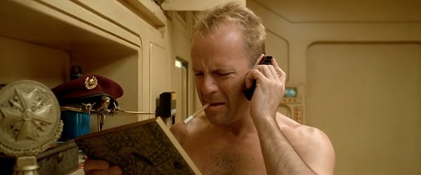 7. Теперь дело стало за актерами. На роль главного героя Бессону нужен был не абы кто, а звезда мирового уровня. Люк начал рассылать предложения сыграть главную роль в фильме крупным голливудским звездам, в частности — Мелу Гибсону и Брюсу Уиллису