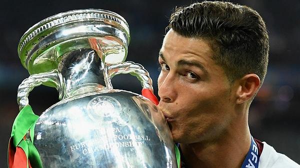 Neslinin en iyi forvetlerinden biri olan Portekizli futbolcu Cristiano Ronaldo, Portekiz'in Funchal şehrinde doğdu.