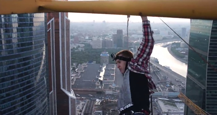 Yüzlerce Metre Yükseklikte Şehrin Üstünde Sallanan Gerçek Hayatın Örümcek Adamı