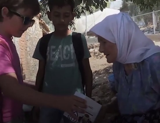 Minik Yüreklerden Depremzede Nineye Duygulandıran Destek