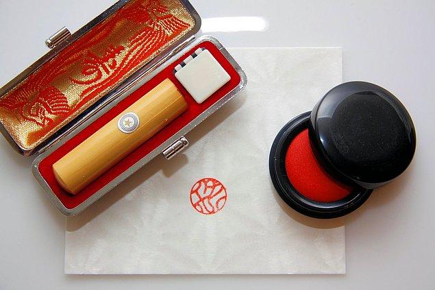 13. Japonya’da imza yerine herkesin yanında taşıdığı, özel desenlere sahip hanko adında bir damga kullanılıyor.