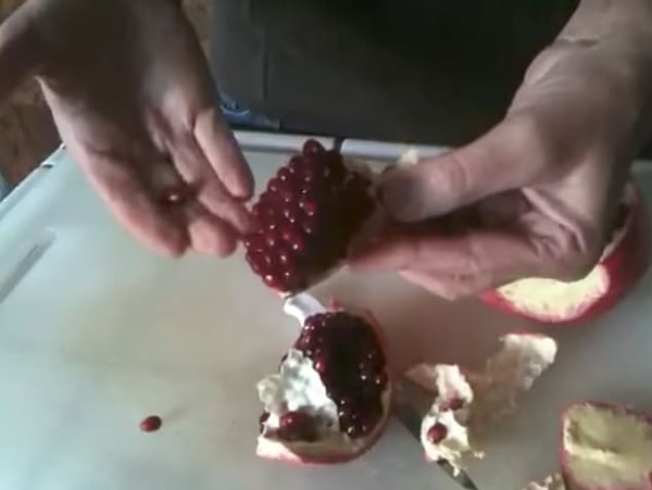 11. Разрежьте гранат на 4 части и выедайте каждую из них как апельсин