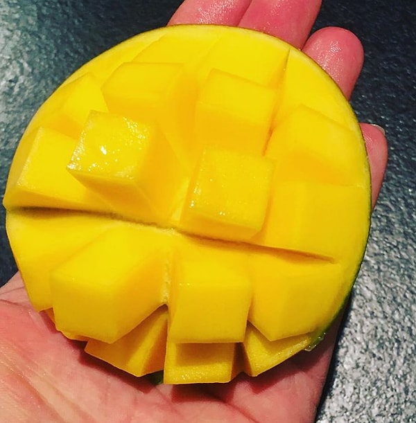 1. Нарежьте сеточкой половинку манго, а затем выверните его из кожуры: