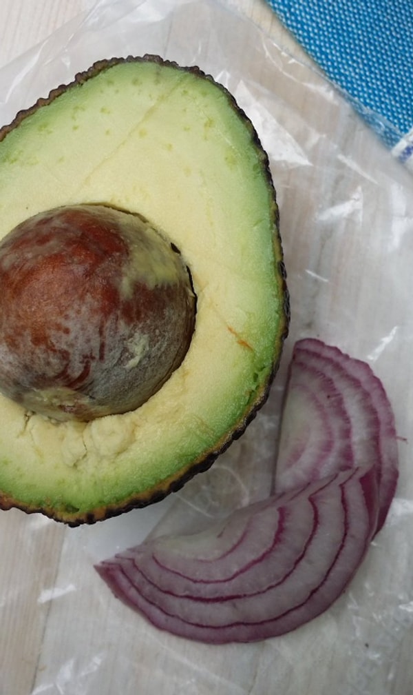 3. Храните авокадо в пластиковом пакете вместе с луком, чтобы первый не почернел